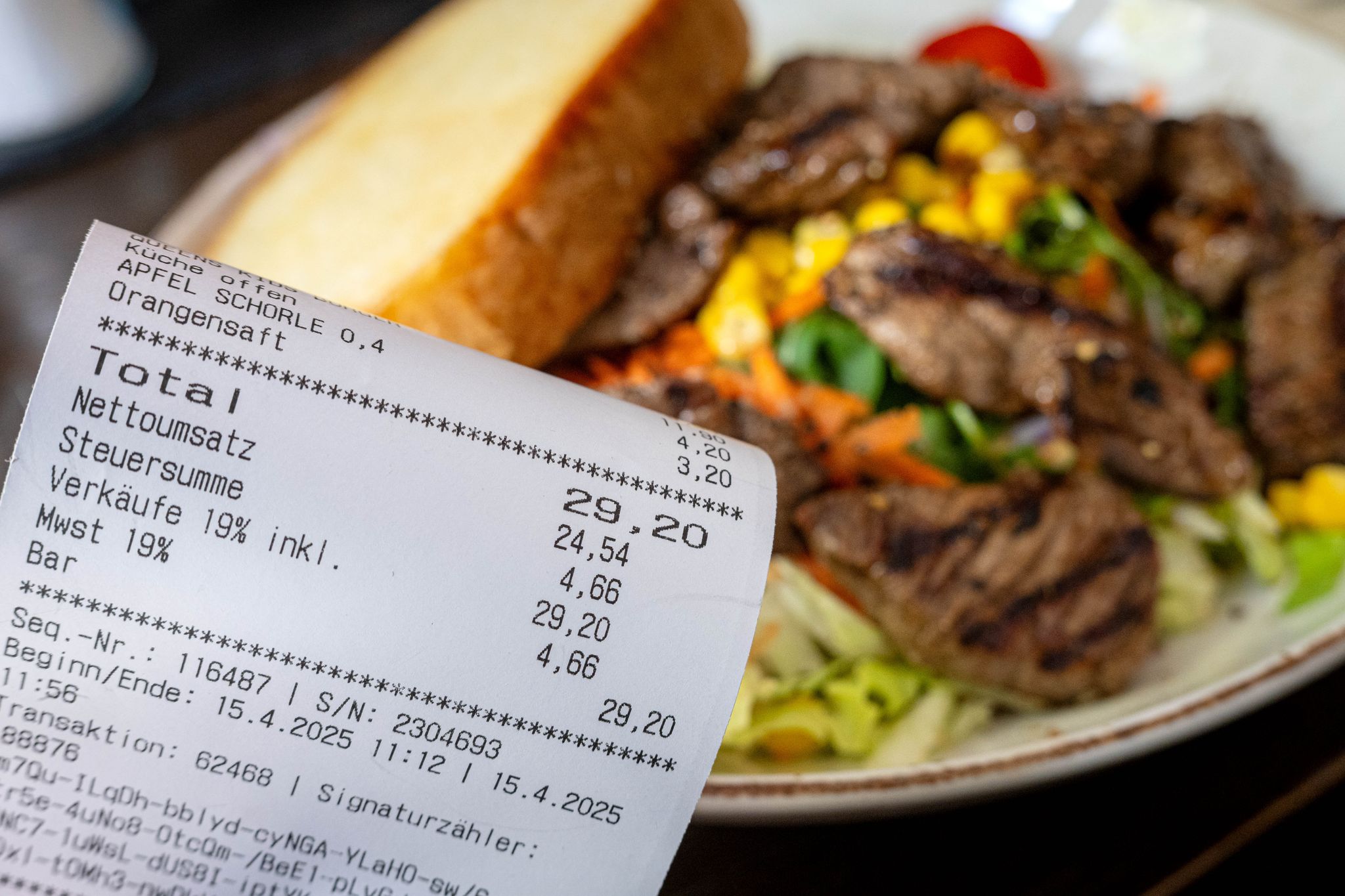 Zeigt sich die geplante Mehrwertsteuersenkung auch auf der Restaurant-Rechnung? (Archivbild)