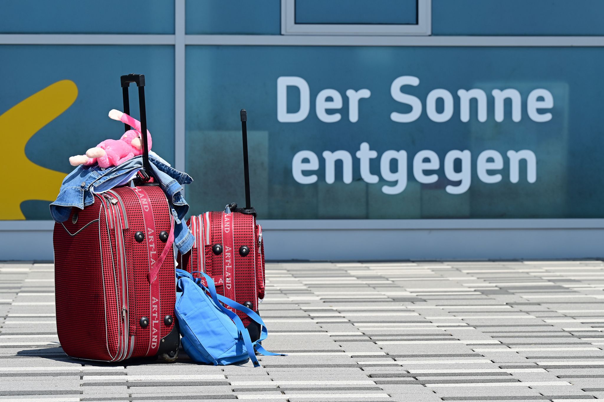 Die Vorfreude auf den Urlaub ist groß - bis stundenlange Verspätungen an den Nerven zehren. (Archivbild)